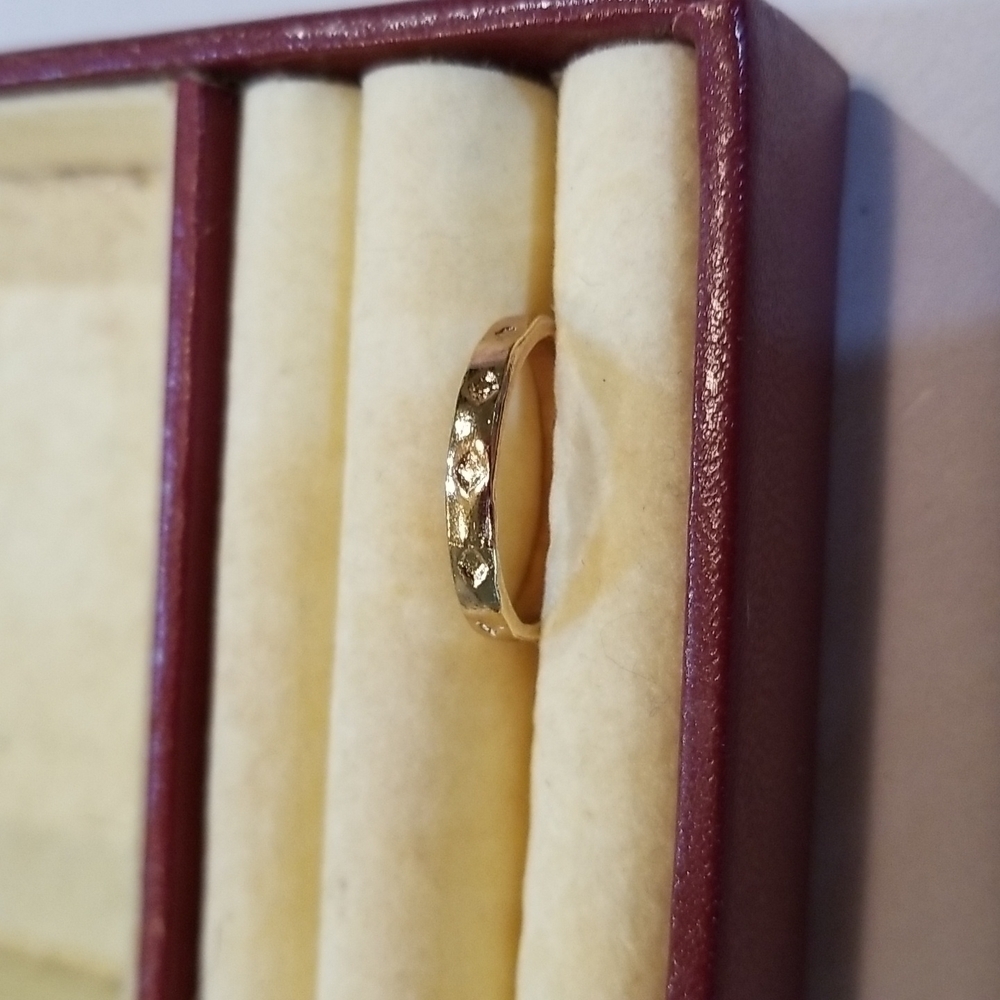 Gold costume ring - Picture 2 of 4